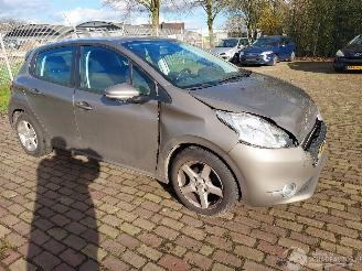Peugeot 208 1.2 i  5 deurs euro 5 picture 2
