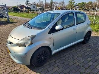 Schadeauto Toyota Yaris 5 Deurs Nieuwe apk 2005/10