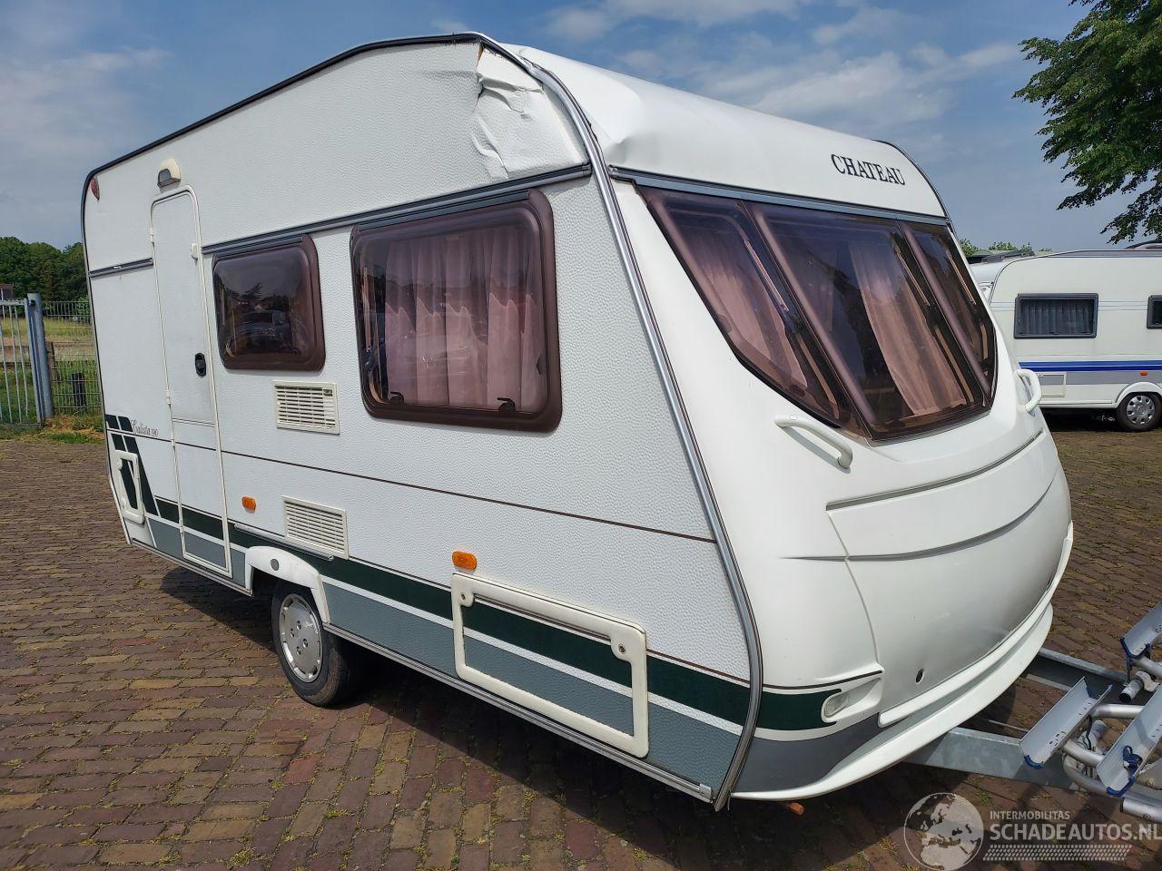 Chateau  390 + Voortent 4 persoons caravan