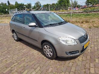 Vaurioauto  passenger cars Skoda Fabia 1.6i 16V Tour Combi Nieuwe apk 2009/9