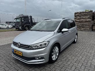 Schadeauto Volkswagen Touran 1.4 TSI 110kw 7-Persoons 2015/12