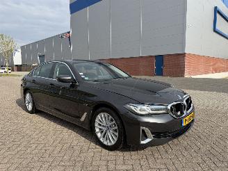 damaged passenger cars BMW 5-serie 520e Plug-In Hybrid 2022/3