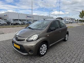 skadebil auto Toyota Aygo 1.0 VVT-i Now 50kw AIRCO 2014/2