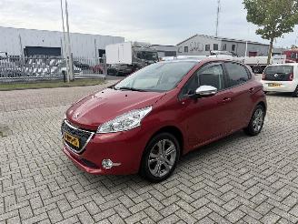 Damaged car Peugeot 208 1.2 60Kw AUTOMAAT Clima - Navi 2015/2