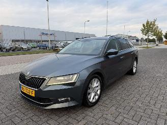 krockskadad bil auto Skoda Superb 1.6 TDI 88Kw Clima - Navi 2018/2