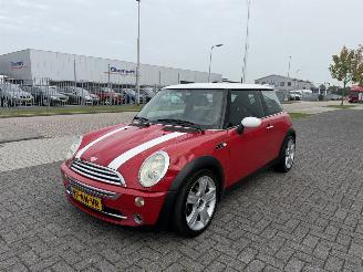 skadebil auto Mini Cooper 1.6 85Kw AIRCO 2005/6