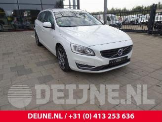 Uttjänta bilar auto Volvo V-60 V60 I (FW/GW), Combi, 2010 / 2018 2.0 D2 16V 2015/10