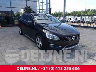 Vrakbiler auto Volvo V-60 V60 I (FW/GW), Combi, 2010 / 2018 2.4 D6 20V Plug-in Hybrid AWD 2013/12