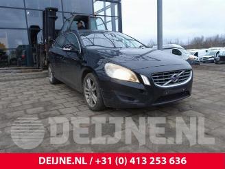 Coche siniestrado Volvo V-60 V60 I (FW/GW), Combi, 2010 / 2018 1.6 T3 16V 2013/2
