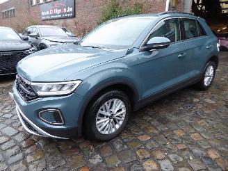 damaged passenger cars Volkswagen T-Roc Life 2023/6