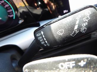 Volkswagen Golf Life picture 16