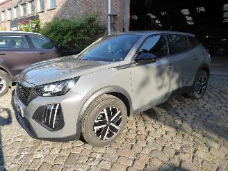 krockskadad bil auto Peugeot 2008 Hybrid Active 2024/6