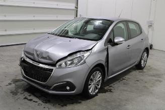 krockskadad bil auto Peugeot 208  2019/1