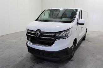 damaged passenger cars Renault Trafic  2025/1