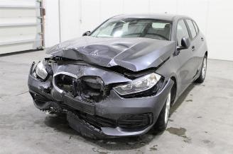 damaged passenger cars BMW 1-serie 118 2019/10