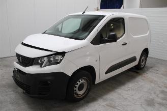 Damaged car Peugeot Partner  2020/7