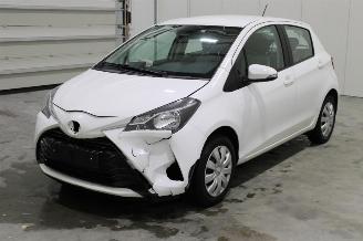 damaged passenger cars Toyota Yaris  2019/4