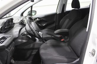 Peugeot 208  picture 10