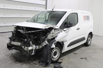 Damaged car Peugeot Partner  2022/5