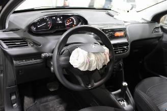 Peugeot 208  picture 10