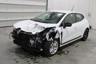 damaged passenger cars Renault Clio  2024/6