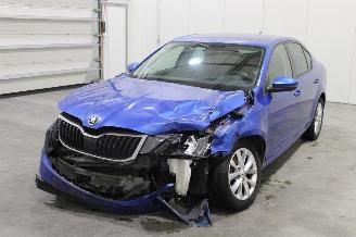 uszkodzony samochody osobowe Skoda Octavia  2020/1