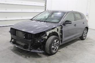 Damaged car Hyundai I-30 i30 2025/12