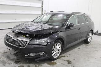 krockskadad bil auto Skoda Superb  2020/12
