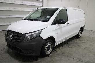 krockskadad bil auto Mercedes Vito  2022/3