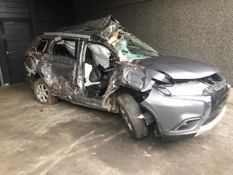 Coche siniestrado Mitsubishi Outlander 2268cc - diesel - 110kw 2015/11