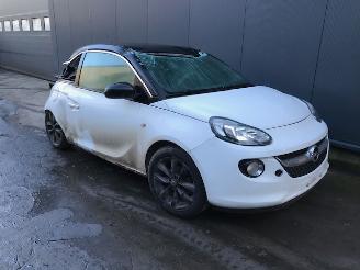 skadebil auto Opel Adam Hatchback 3-drs 2012 / 2019 1.2 16V Hatchback  Benzine 1.229cc 51kW (69pk) FWD 2015/10