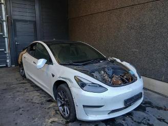 Salvage car Tesla Model 3 Model 3, Sedan, 2017 Long Range AWD 75 kWh 2021/12