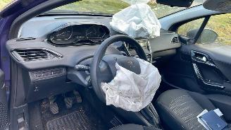 Peugeot 208  picture 10