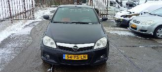 Vaurioauto  passenger cars Opel Tigra  2004/10