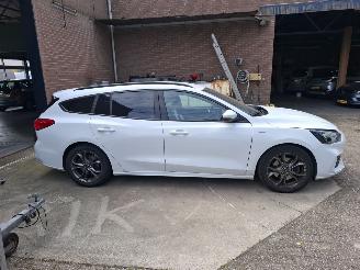 skadebil auto Ford Focus 15 ecoboost automaat 150 pk ST line 2021/1