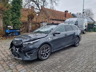 damaged passenger cars Kia Ceed 1.6 GDI PHEV Pano Navi Stoelverw 2024/1