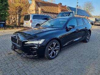 uszkodzony samochody osobowe Volvo V-60 B4 Plus Dark Aut Pano Stoelver Led 2025/3