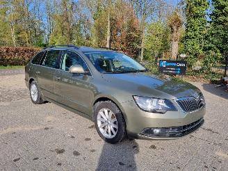 damaged passenger cars Skoda Superb 1.6 TDI 77KW Pano Airco Navi 2015/1