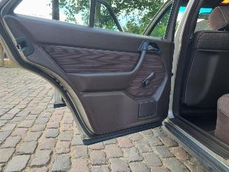 Mercedes E-klasse 250d Aut. W124 Schuifdak picture 21