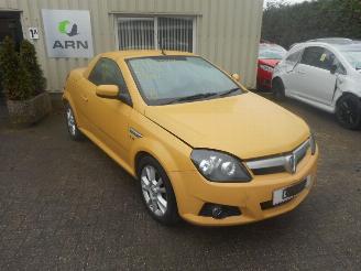 Vrakbiler auto Opel Tigra twin-top 2004/2