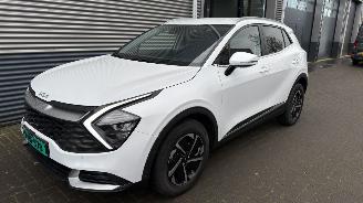 Vaurioauto  passenger cars Kia Sportage Kia SPORTAGE 1.6 T-GDi Hybrid DynamicLine CAMERA/STOELVERW V+A / STUURVER/RADAR VOL NIEUW! 2025/6