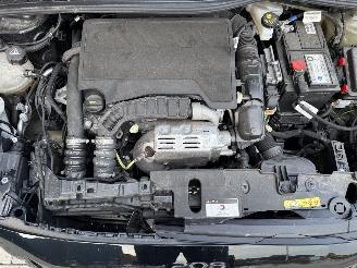 Peugeot 208 1.2 PureTech 101PK Allure picture 36