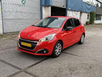 Vaurioauto  passenger cars Peugeot 208 1.2 Blue Lease 2017 Navi Airco 5DRS 2017/8