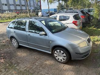 damaged passenger cars Skoda Fabia 1.4 16v 2006/3
