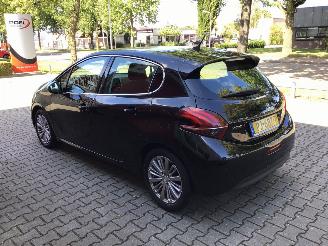 Peugeot 208 1.2 puretech blue lease executive met lichte schade weinig km picture 2
