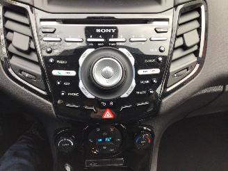 Ford Fiesta 1.6 tdci lease titanium volle auto met lichte zeer schade picture 8