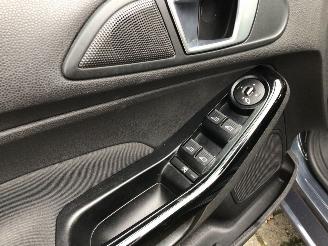 Ford Fiesta 1.6 tdci lease titanium volle auto met lichte zeer schade picture 7