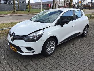 uszkodzony samochody osobowe Renault Clio 1.5 DCI ecoleader life met zeer lichte schade 2017/8