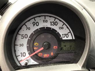 Peugeot 107 1.0 -12V SUBLIME zeer lichte schade weinig km met airco picture 10