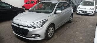Schadeauto Hyundai I-20 Bj:03-2015 1.2-16v Airconditioning Elektrische ramen Centrale vergrendeling met afstandsbediening 2015/3